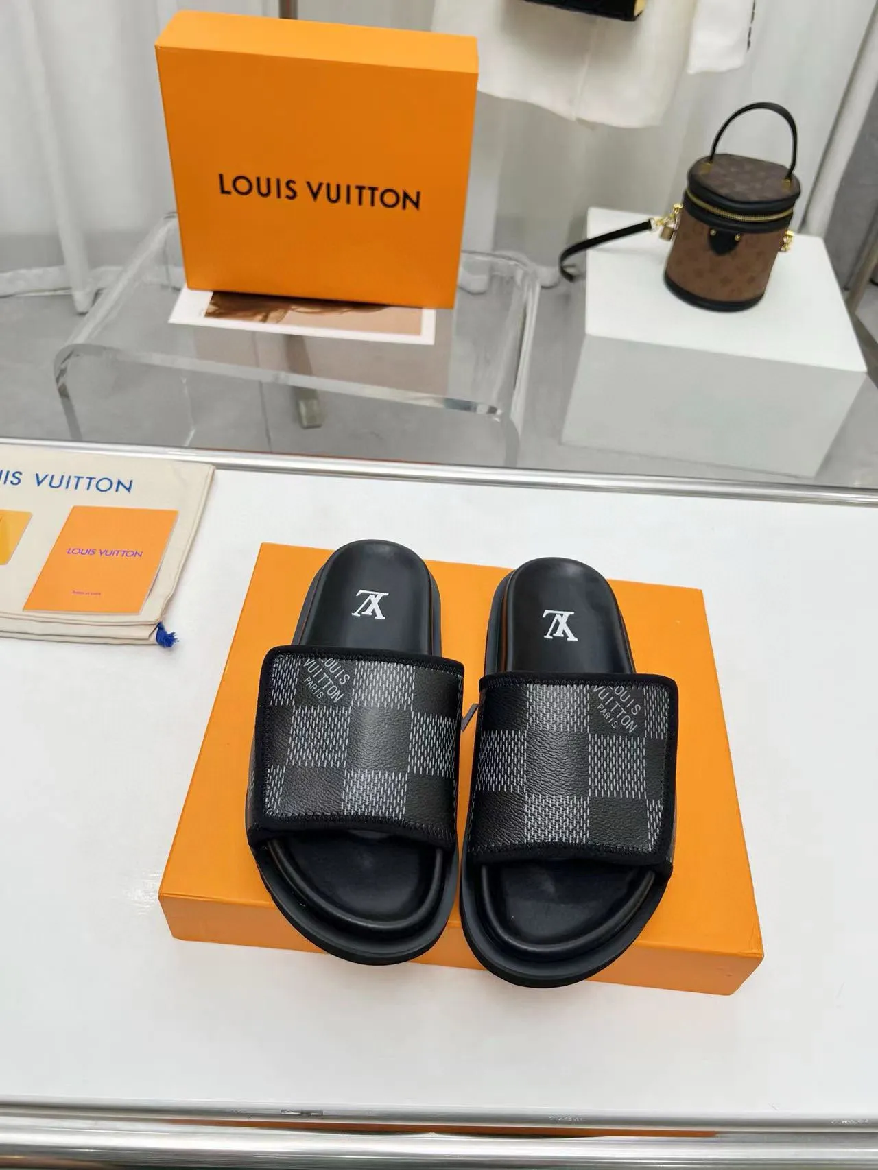 Factory price: 280💰LV luxury trainer slippers, made of first-layer calfskin, light and comfortable. The upper straps feature monogram embossing. Brings a unique color splicing effect. The precise fit of the insole and fine-grained rubber outsole are inspired by lv trainer size: 38-45